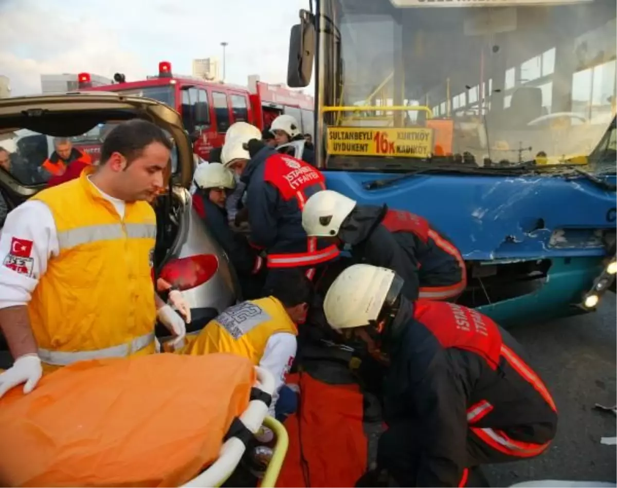 Maltepe\'de Halk Otobüsü ile Otomobil Çarpıştı: 1 Ölü, 2 Yaralı