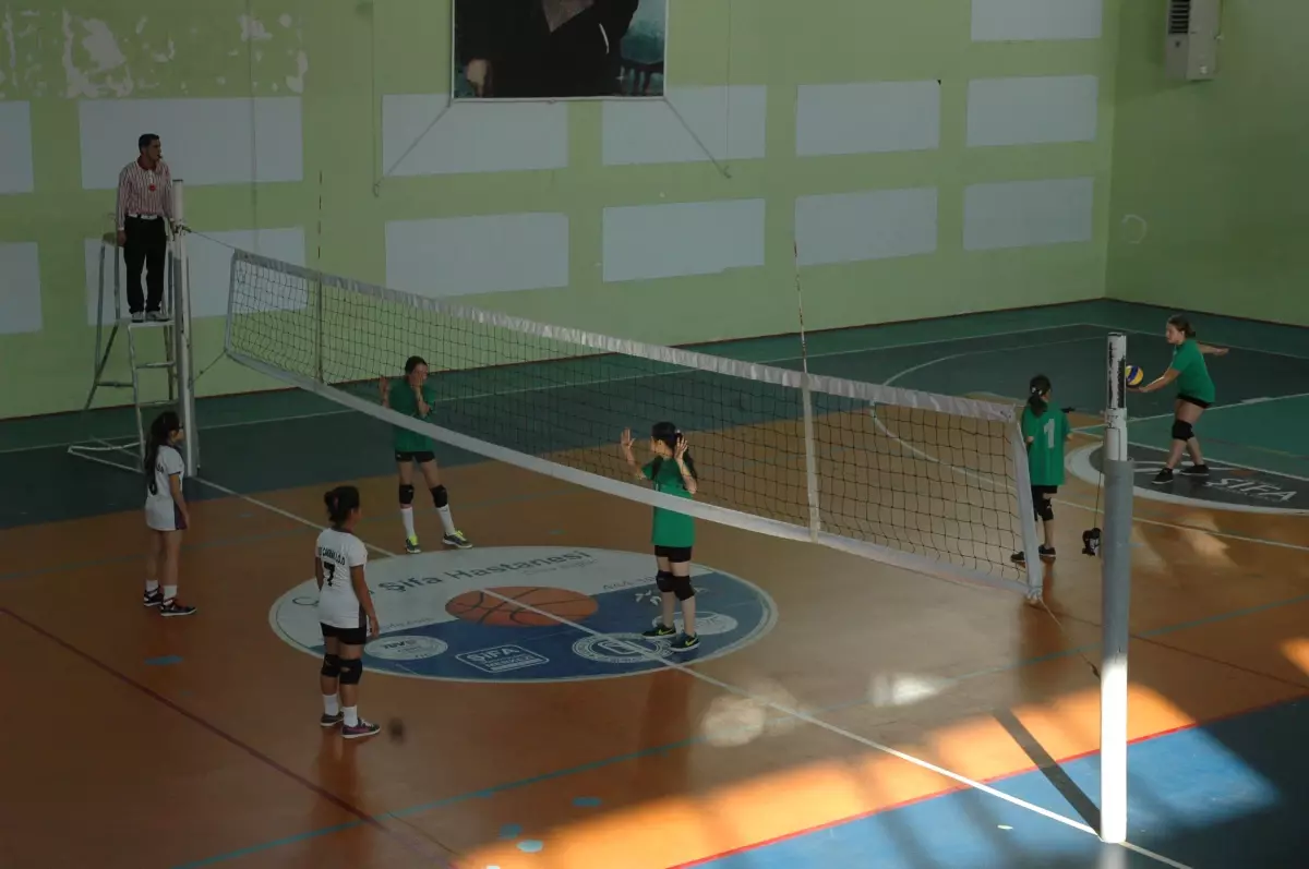 Mini Voleybolda Heyecan Dorukta