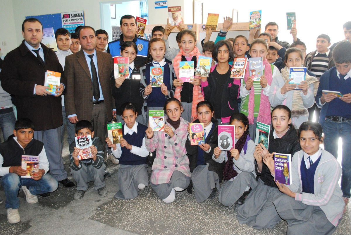 Siverek\'te Tdp Büro Amirliği, Öğrencilere Kitap Dağıtımında Bulundu