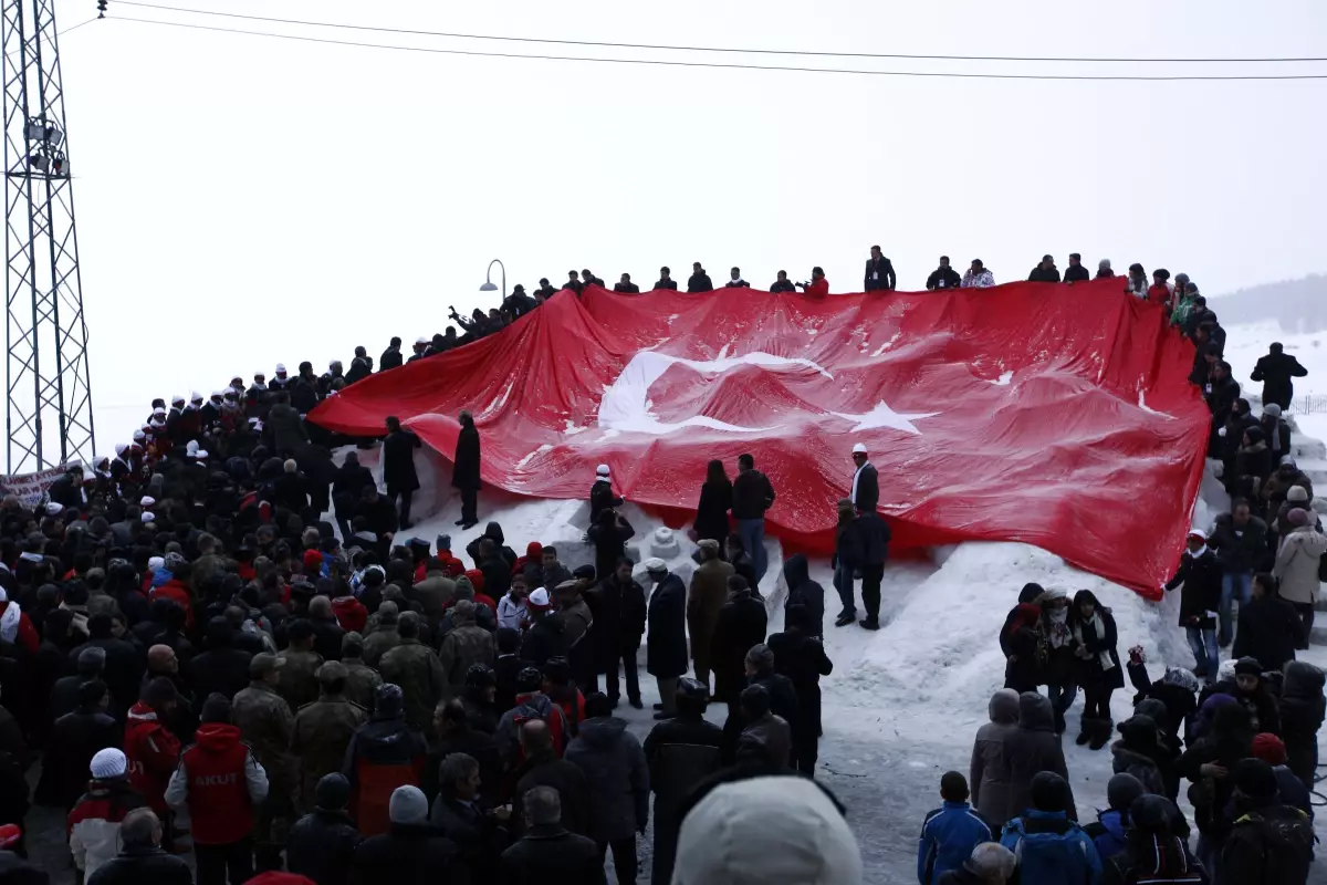 "Türkiye Şehitleriyle Yürüyor"