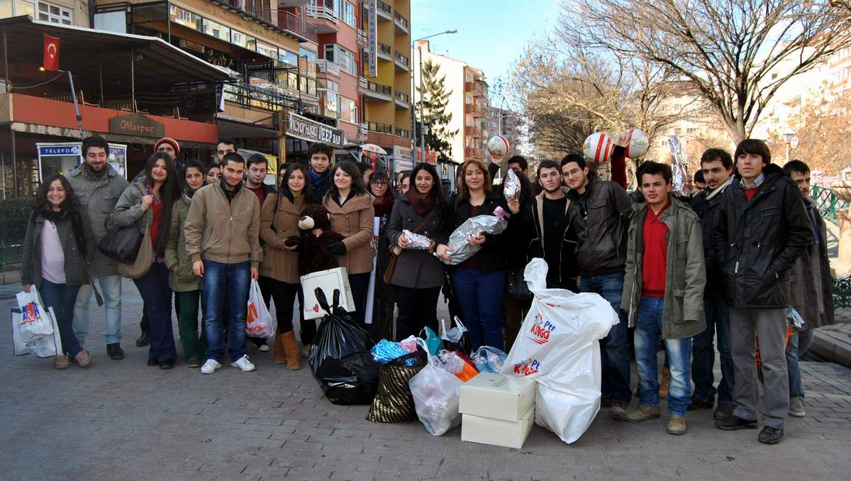 Üniversite Öğrencileri Dar Gelirli Çocuklara Oyuncak Dağıttı