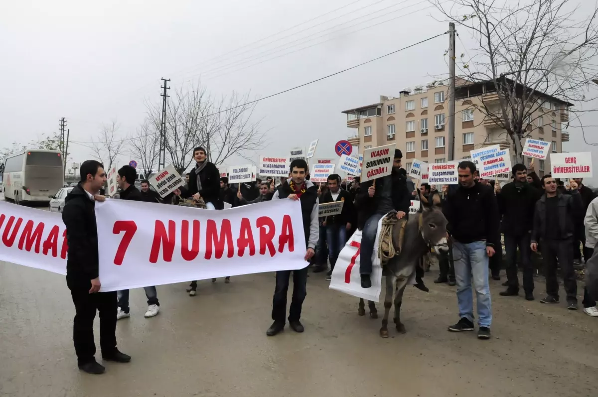 Üniversite Öğrencilerinden "Merkepli" Protesto