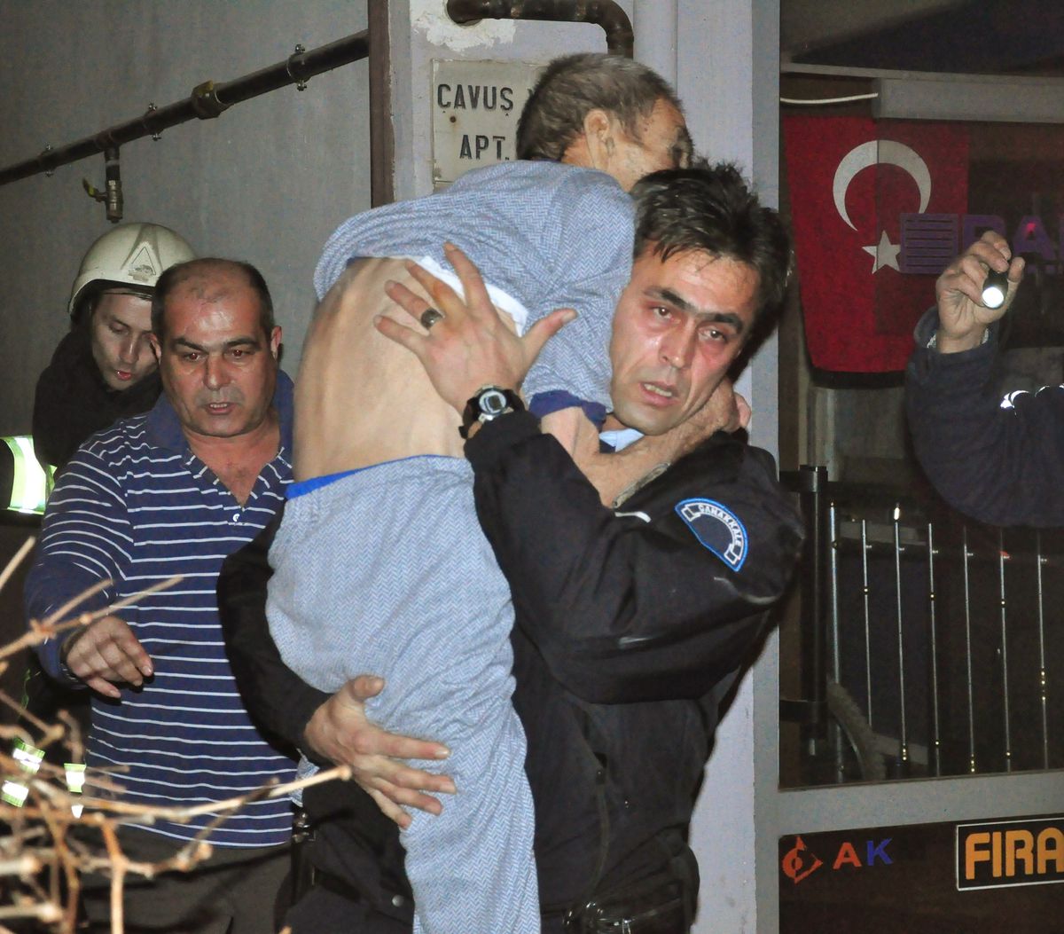 Yangında Mahsur Kalan Hastayı Polis Kurtardı