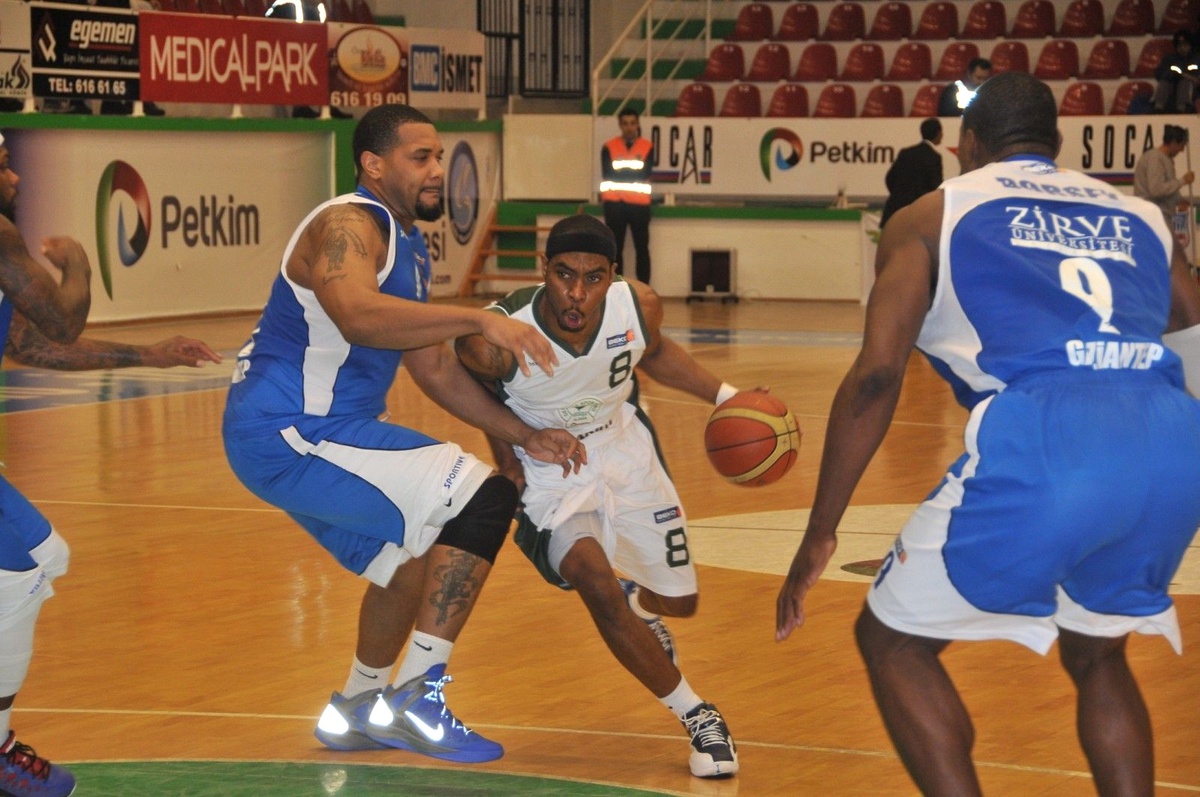 Aliağa Petkim-Royal Halı Gaziantep Büyükşehir: 104-86