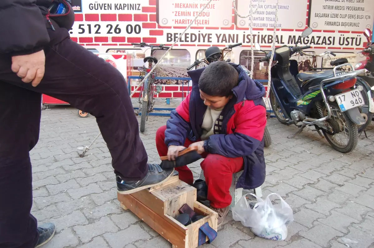 Ayakkabı Boyayarak Ailesini Geçindiriyor