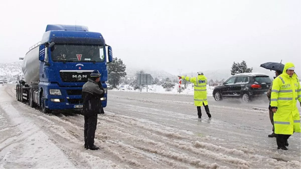 Bolu Dağında Zincirsiz Tırların Geçişine İzin Verilmiyor