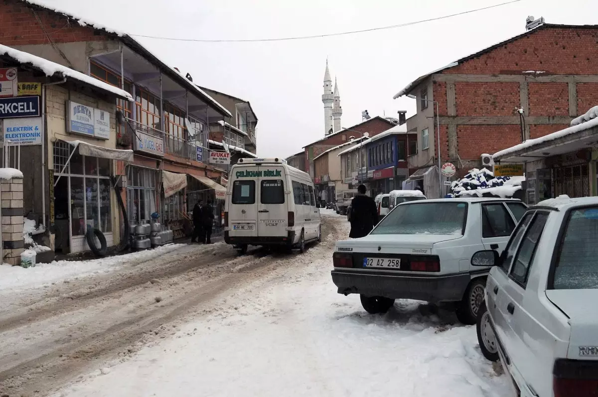 Çelikhan\'da Köy ve Mezra Yolları Ulaşıma Kapalı