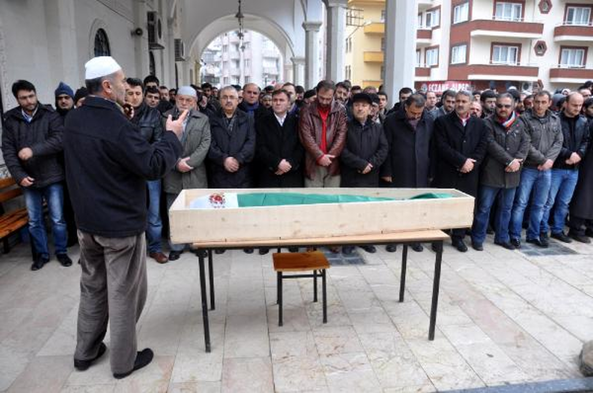 Gümüşhane\'de Kar ve Buzlanma Kazaları: 1 Üniversiteli Öldü, 3 Kişi Yaralandı (2)