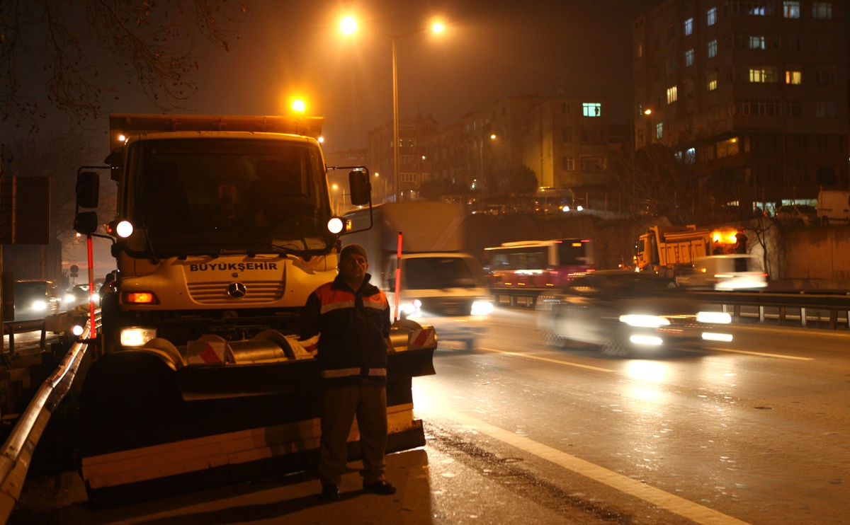 İbb Ekipleri Beklenen Kar Yağışı İçin Alarmda