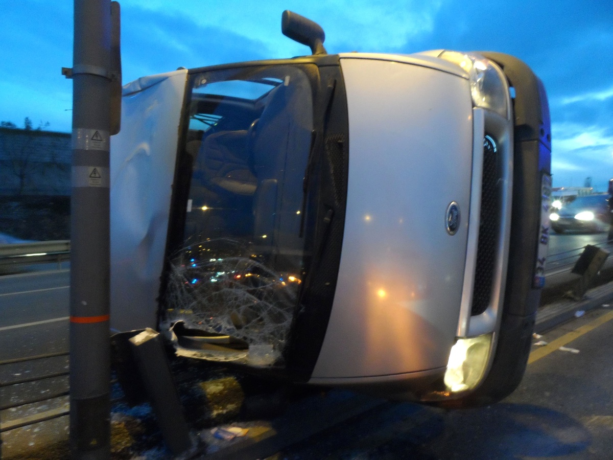 Minibüs, Metrobüs Yolu Bariyerlerine Çarptı: 1 Yaralı