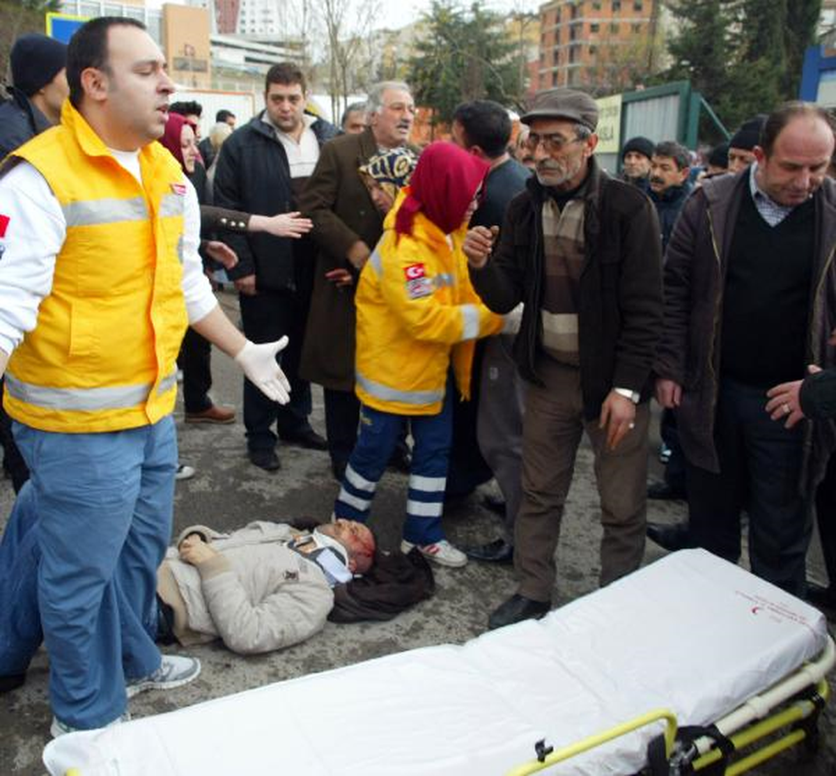 Minibüs Pazardan Çıkan Yayaların Arasına Daldı, 2 Kişi Yaralandı
