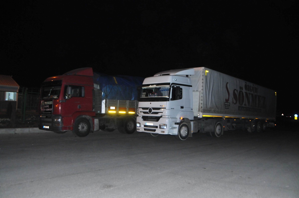 Suriye\'ye Gece Gündüz Yardımlar Sürüyor