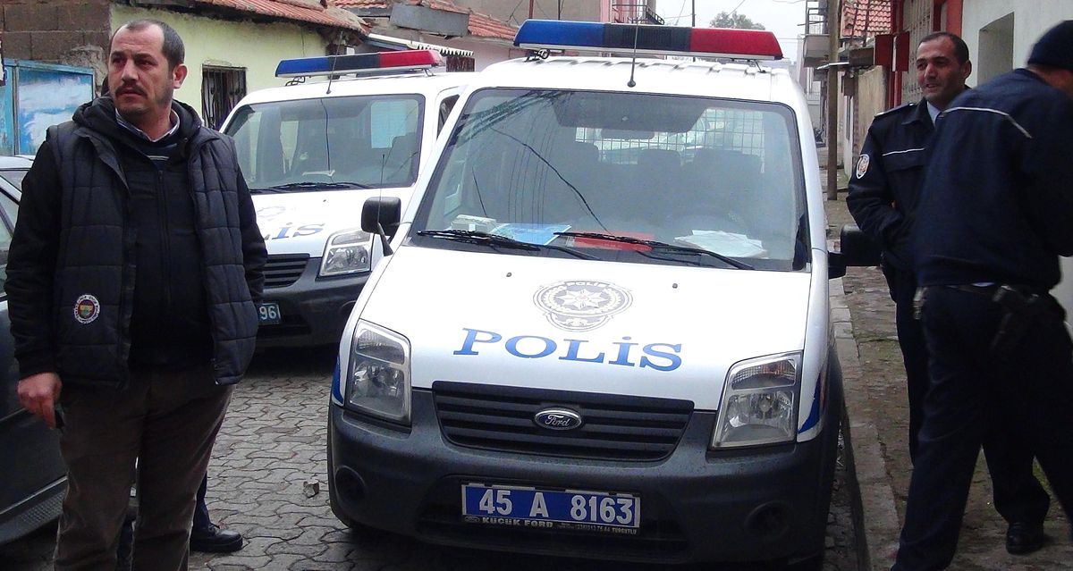 Turgutlu\'da Polis Aracına Saldırı