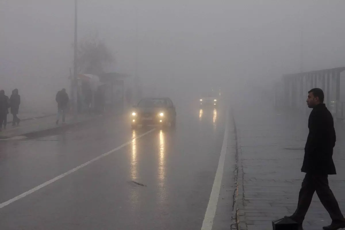 Yoğun Sis Uçak Seferlerini İptal Ettirdi