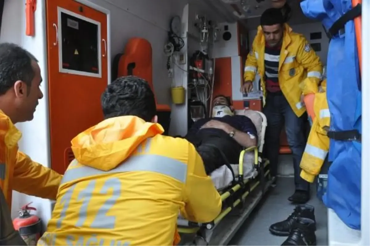 Yolcu Minibüsü ile Ambulans Kafa Kafaya Çarpıştı, 3 Yaralı