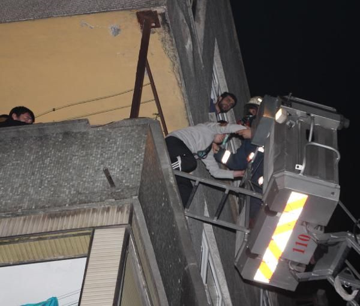 Zeytinburnu\'ndaki Yangında Merdiven Sepetinde Faciaya Kılpayı
