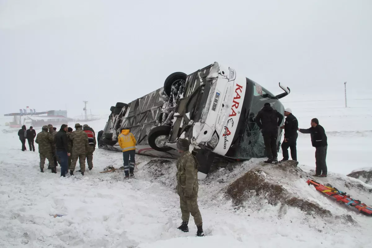 Ardahan\'da Yolcu Otobüsü Devrildi: 1 Ölü, 16 Yaralı