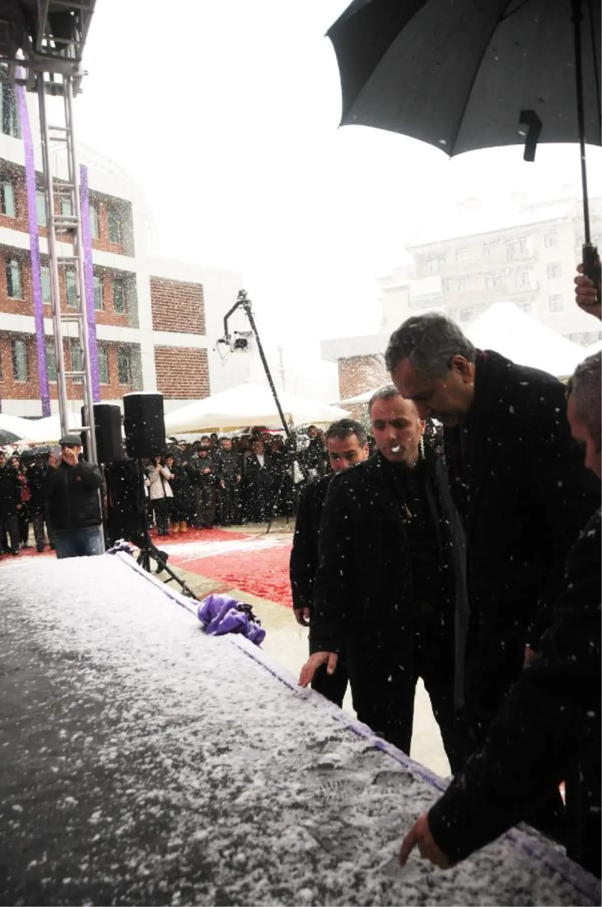 Arınç: Temelini Attığımız Hastane İnşaatı Çalışma Bakanlığı\'nca Mühürlendi