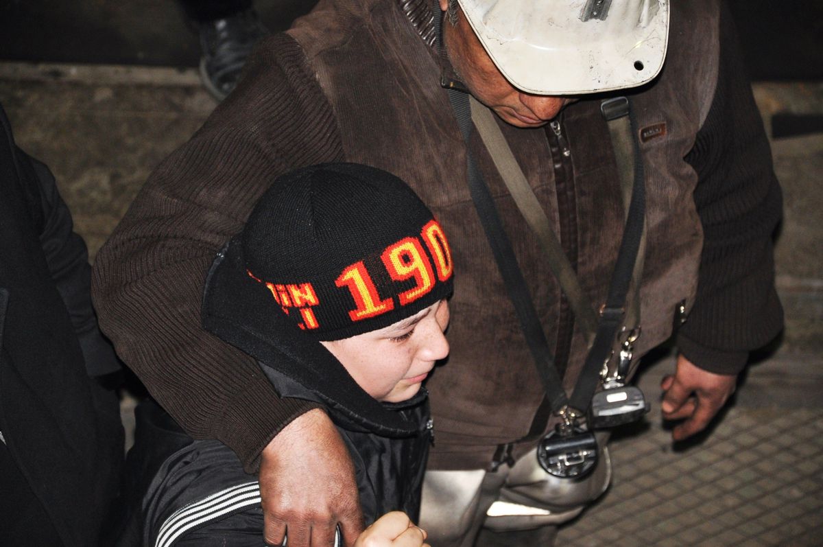 Babasını Karşısında Görünce Boynuna Atladı
