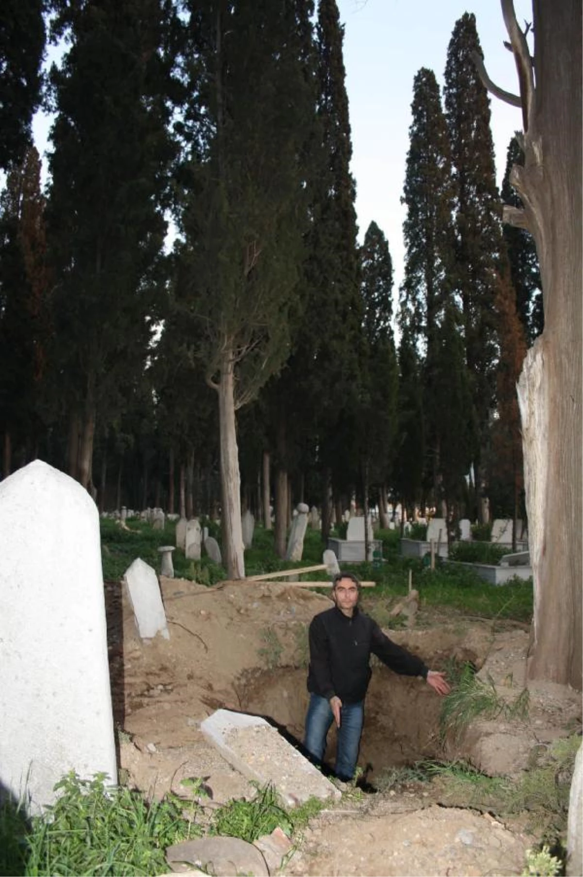 Defineciler Mezarı Talan Etti
