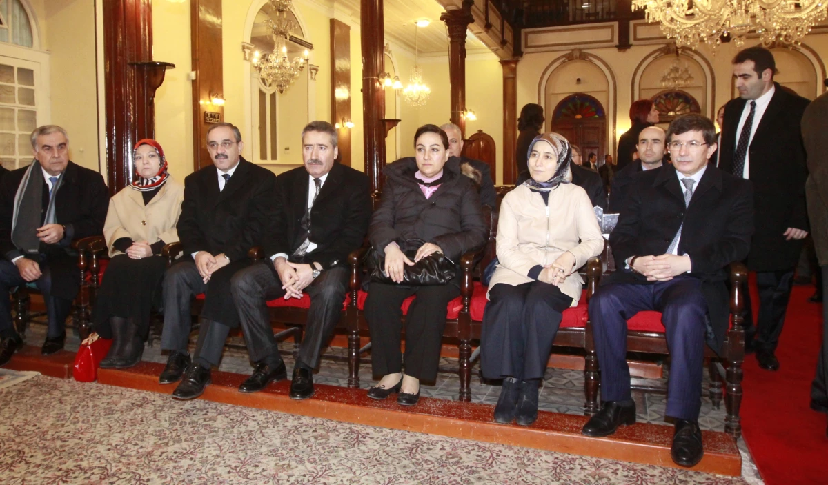 Dışişleri Bakanı Davutoğlu, Üç Dinin İbadethanelerini Gezdi