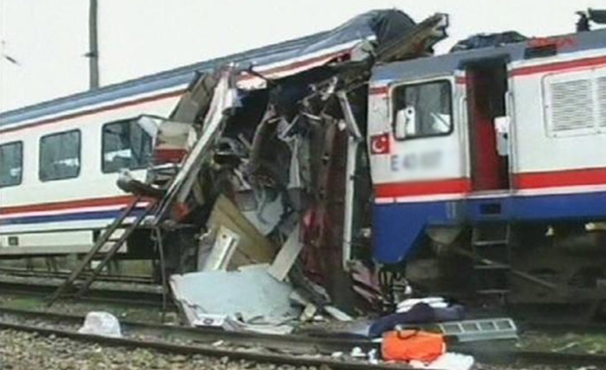 Elazığ\'da İki Tren Çarpıştı: 8 Yaralı