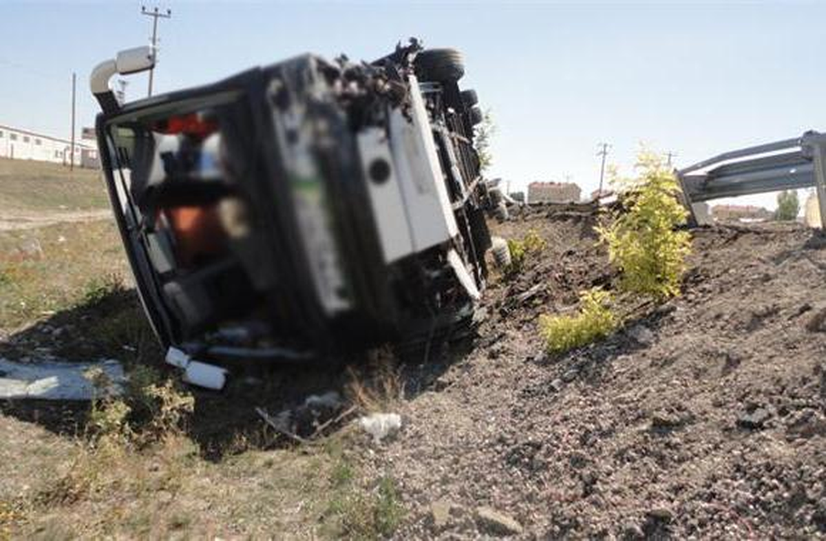 Elazığ\'da Trafik Kazası: 21 Yaralı