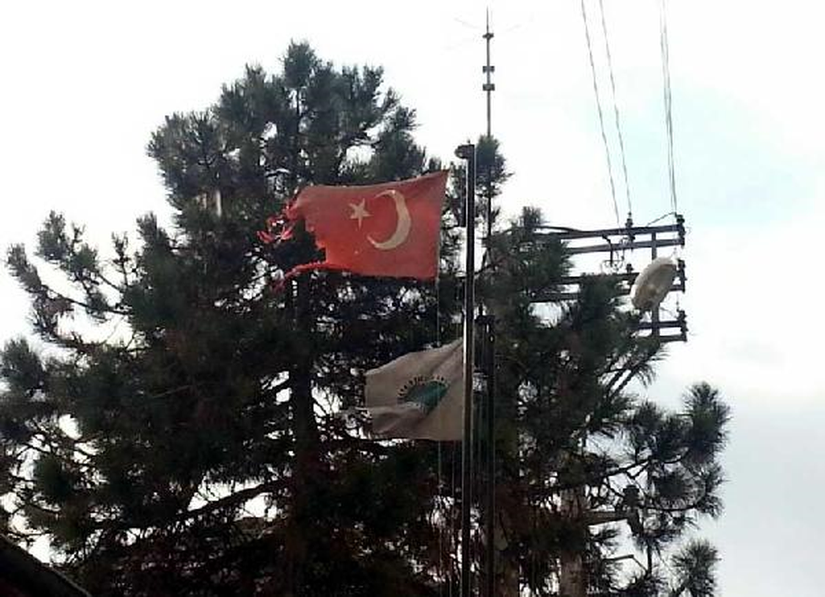 Unutulan Bayrak Parçalandı