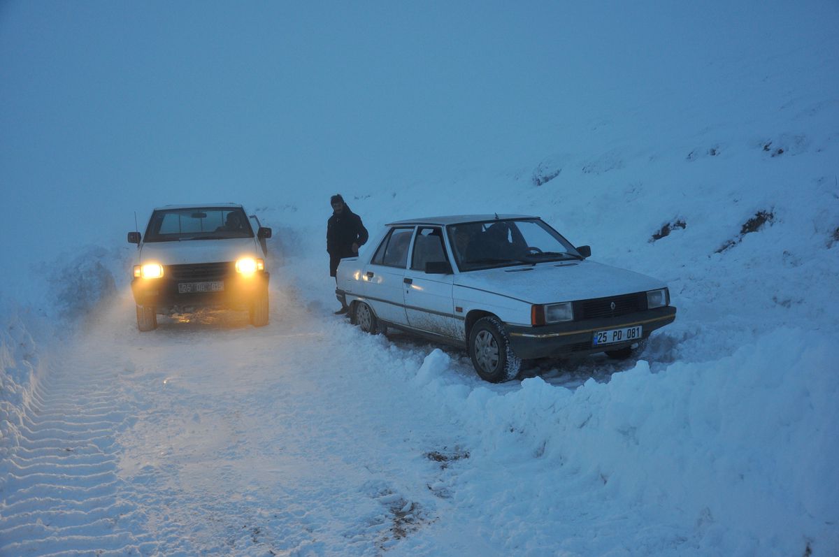 Erzurum\'da Kar ve Tipi Nedeniyle Araçlar Yolda Mahsur Kaldı