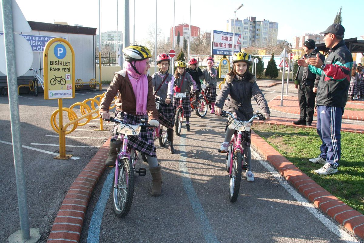 İzmit\'te Binlerce Öğrenci, Bisiklet Kullanmayı Öğreniyor