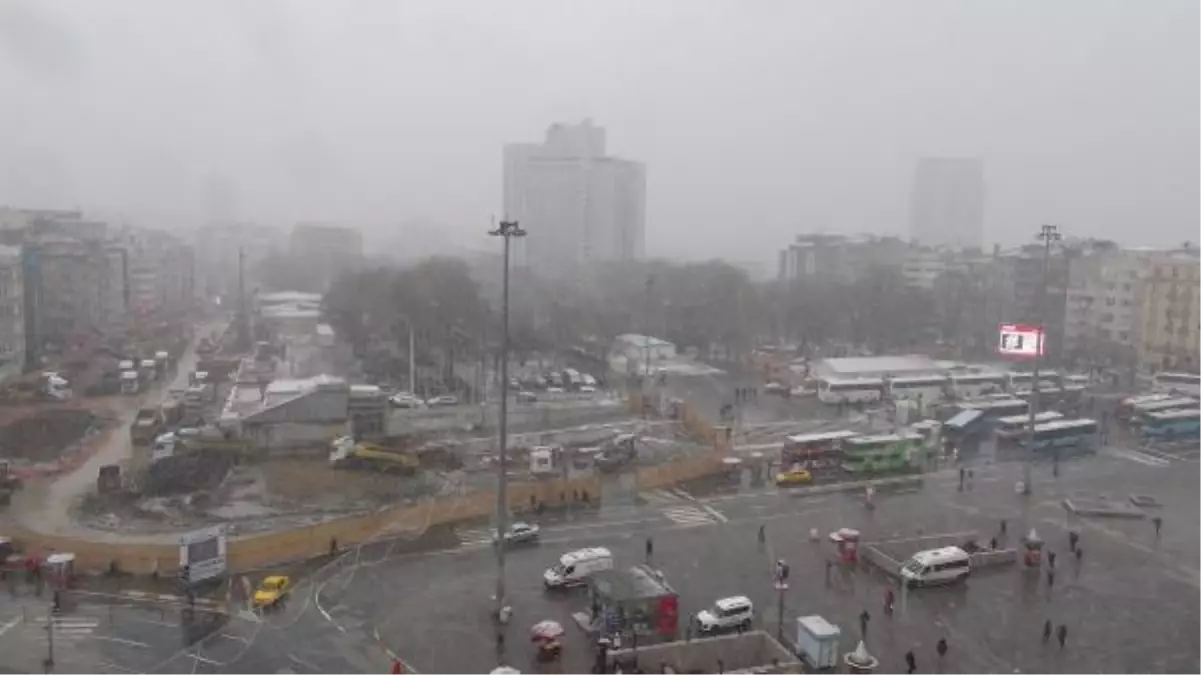 Kar Altındaki Taksim Yüksekten Böyle Görüntülendi