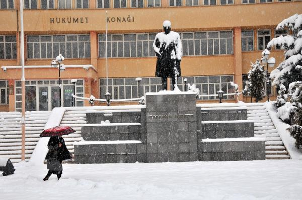 Kar, Gümüşhane ve Bayburt\'ta Yolları Kapattı, Okullar Tatil Edildi
