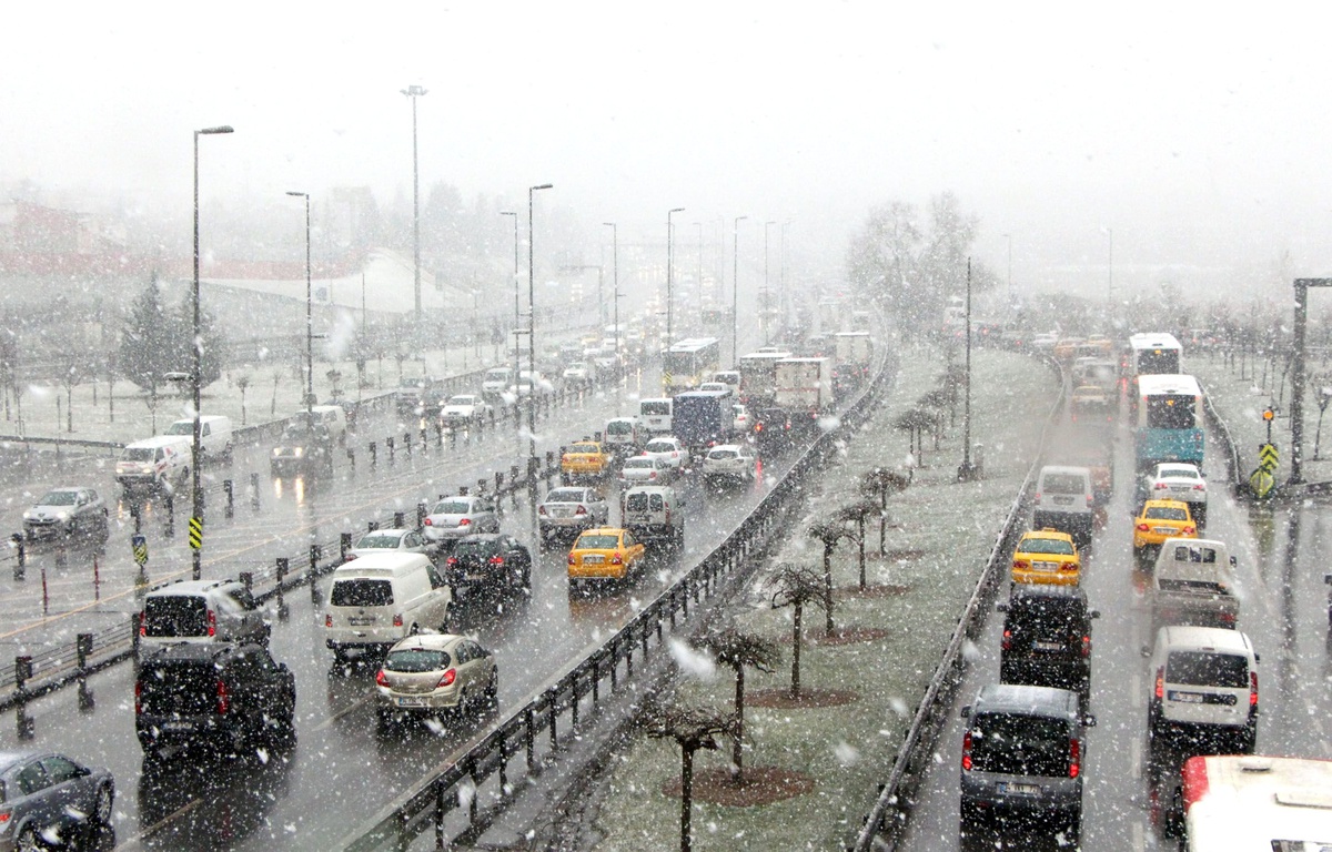Kar Yağışı Trafiği Felç Etti