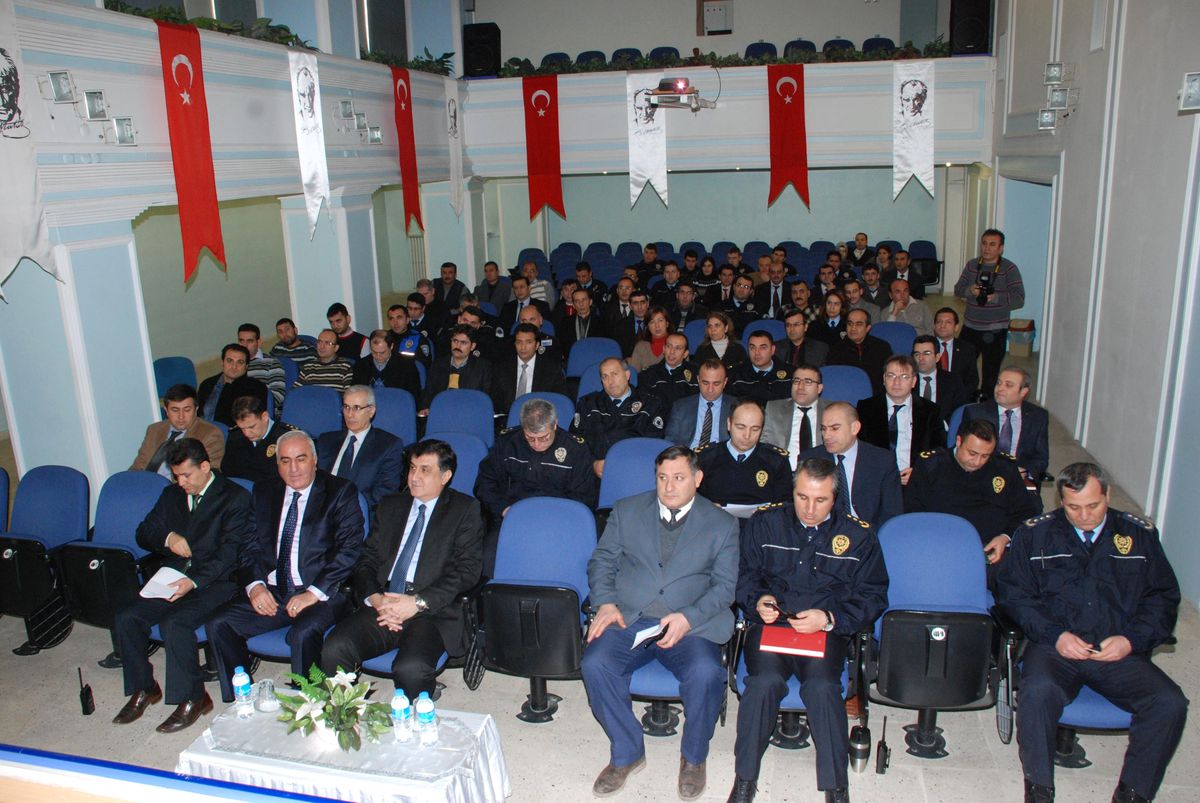 Kırıkkale Polisine \'Etkili İletişim ve Liderlik\' Semineri Verildi