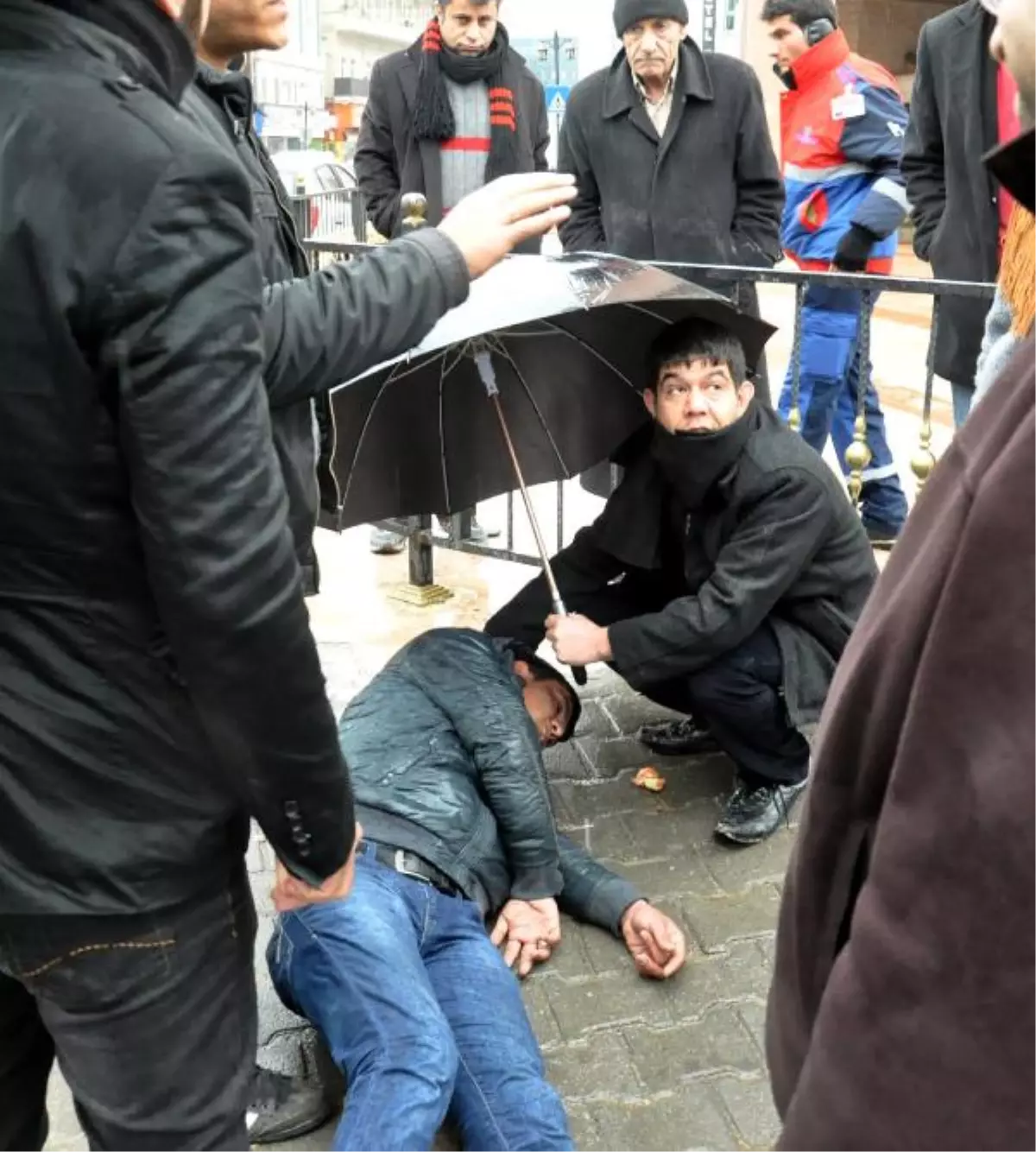 Sara Krizi Geçiren Gencin Yardımına Polis Koştu