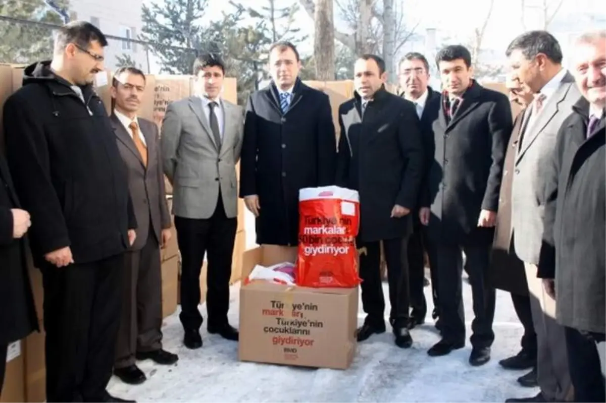 Selim\'de İhtiyaç Sahibi Öğrencilere Kışlık Mont ve Bot Verildi