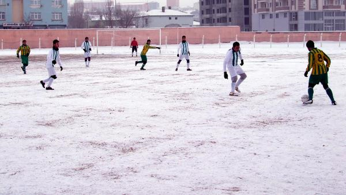 Eksi 16 Derecede Futbol Maçı
