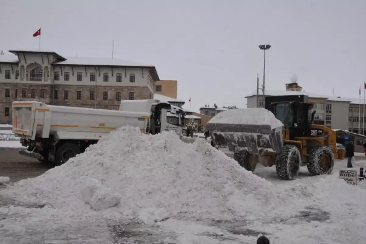 Sivas\'ta 741 Köy Yolu Kardan Kapandı, Uçak Seferleri İptal