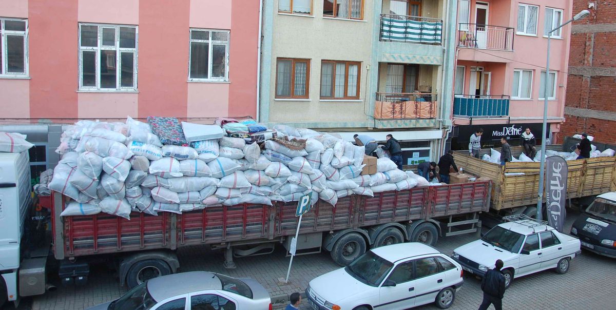 Suriye\'ye Tır Dolusu Yardım