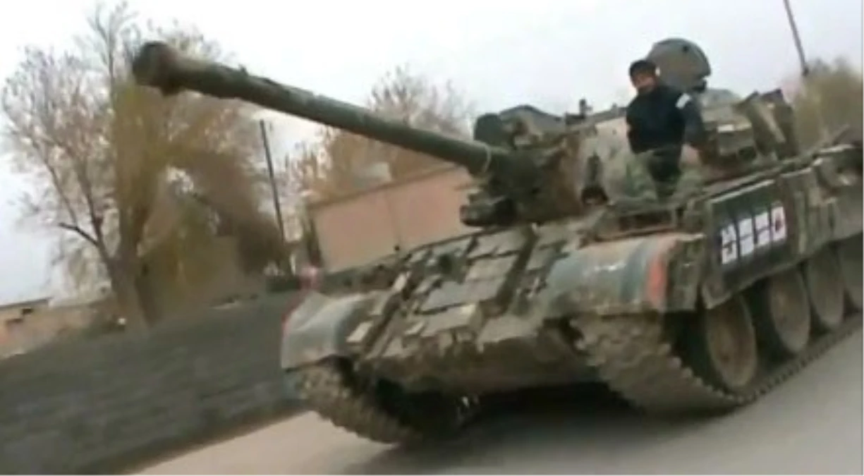 Muhalifler Tanklarla Esed\'a Saldırıyor