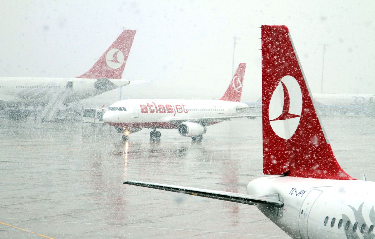 Yoğun Kar Yağışı, Uçak Seferlerini Olumsuz Yönde Etkiledi