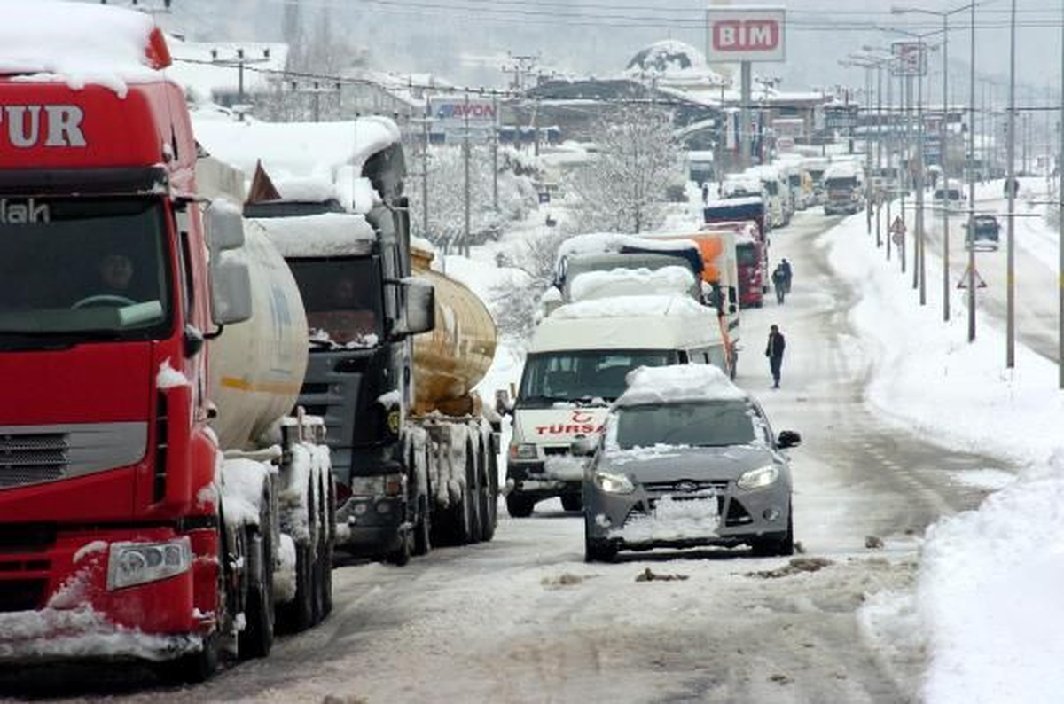 Bolu\'da Ekipler Kar Yağışı Nedeniyle Teyakkuza Geçti