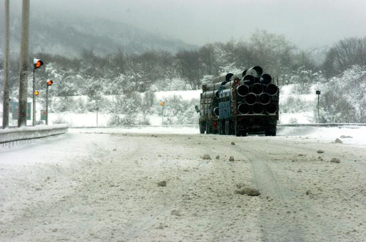 Bolu Dağı\'nda Kar Yağışı Ulaşımı Yavaşlattı