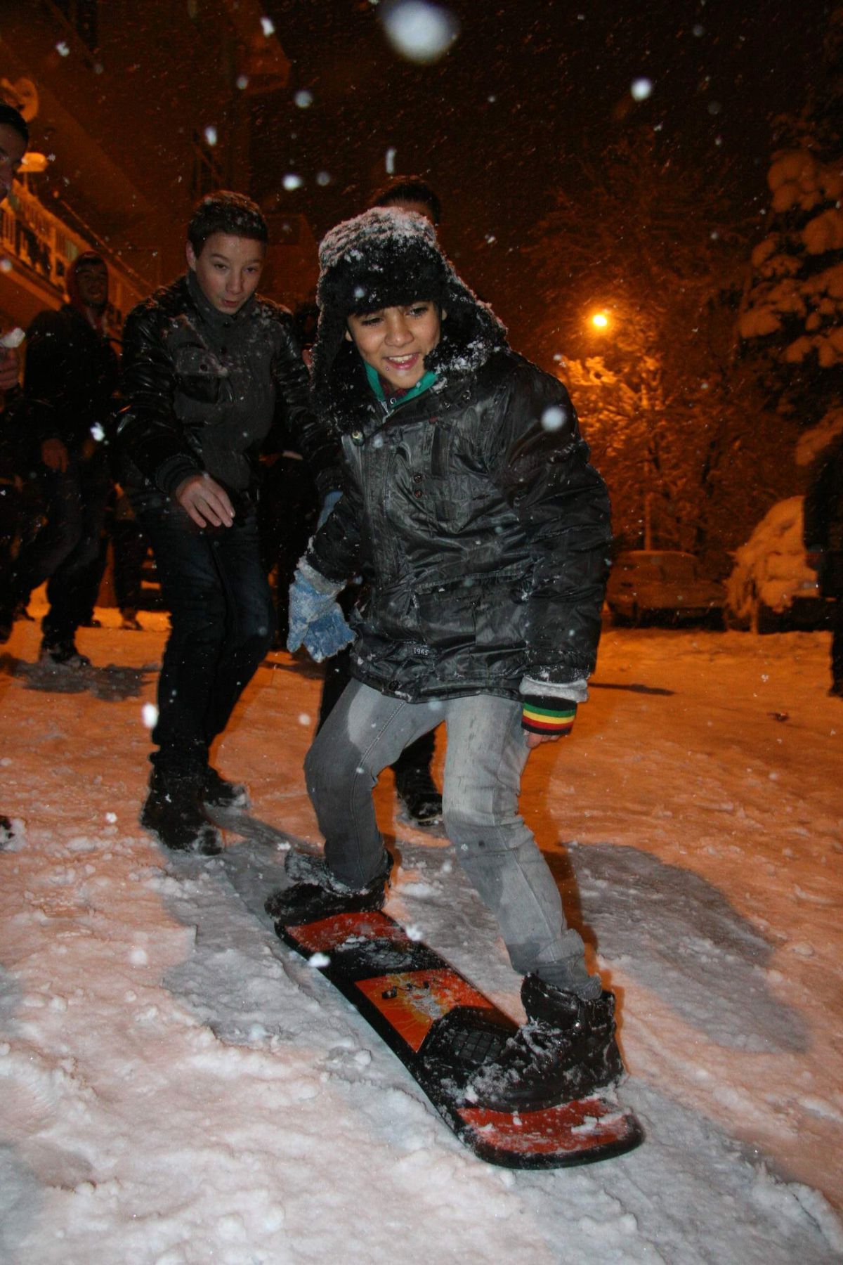 Bursa\'da Çocukların Gece Yarısı Poşet ve Snowboard ile Kayak Keyfi