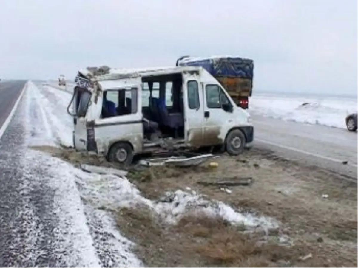 Buz Pistine Dönen Yolda İşçi Servisi Takla Attı: 21 Yaralı