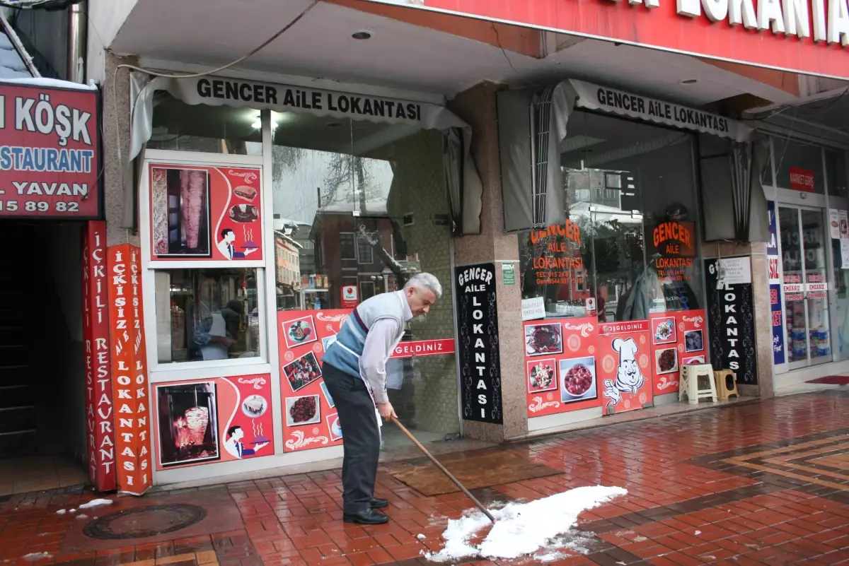 Çaycuma\'da Esnaftan Kar Temizliği