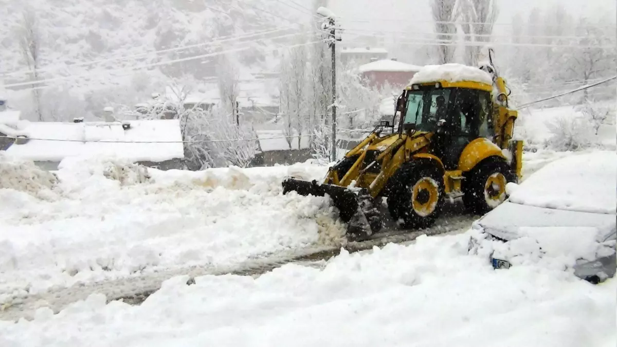 Çukurca\'da Kar 1 Metreyi Aştı