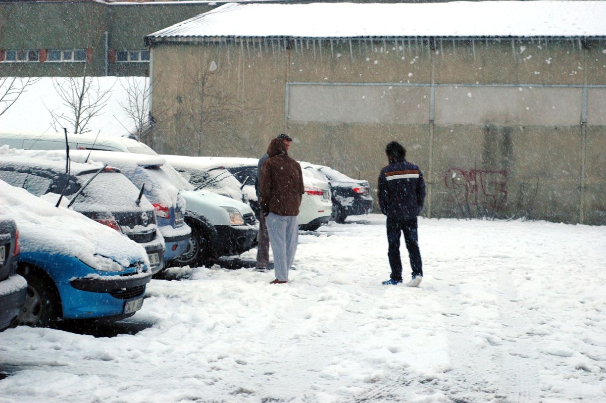 Depremden Korkanlar Arabalara Sığındı