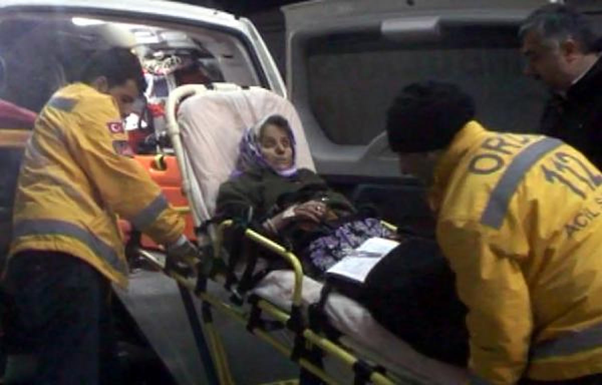 Ambulans Kar Nedeniyle Yolda Kaldı