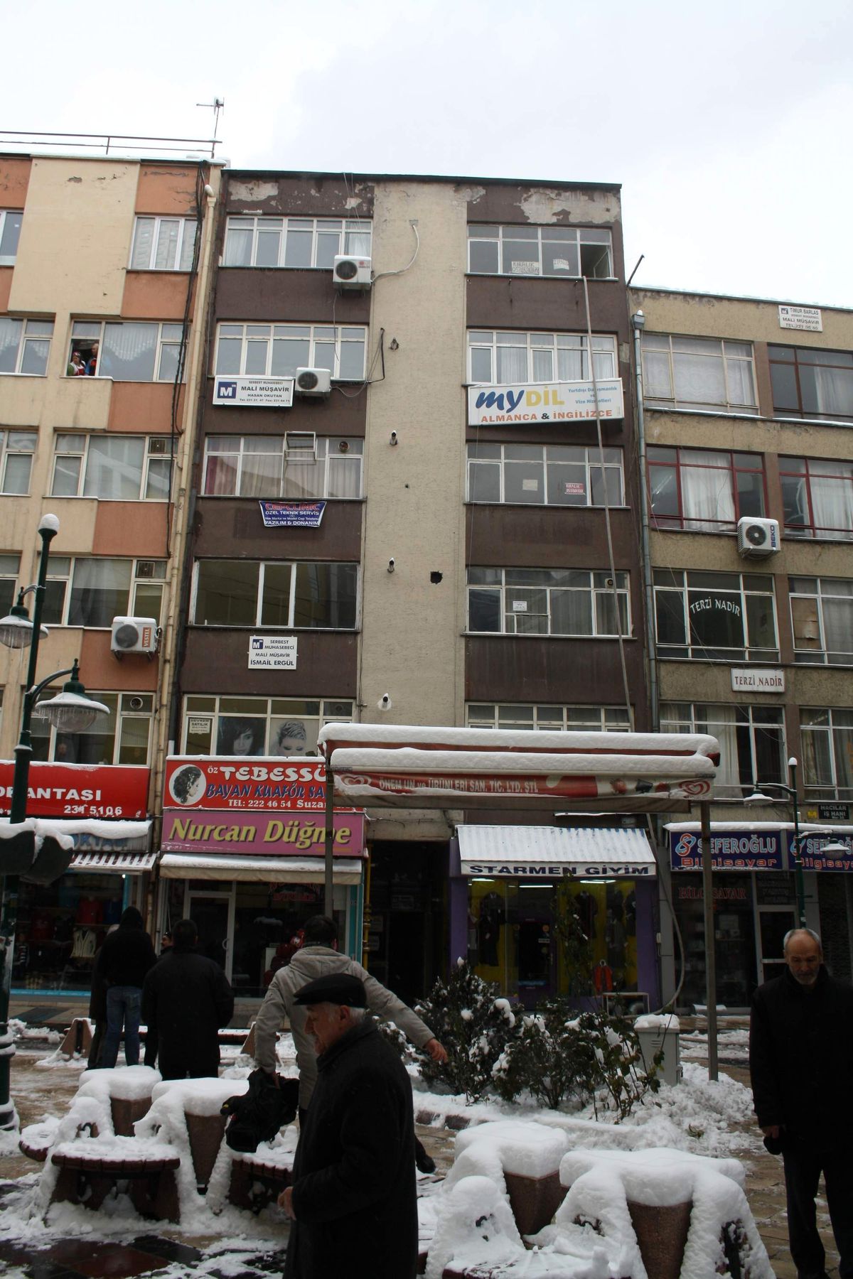 İş Hanının Çatısında Çıkan Yangın Korkuttu